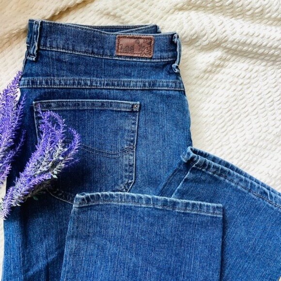 Lee Women's Relaxed Fit Straight Leg Medium Wash Blue Denim Jeans Size 14 Short - Picture 10 of 10